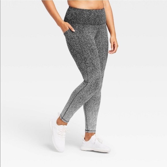 All in motion Contour High-Waisted 7/8 Leggings - Picture 1 of 11
